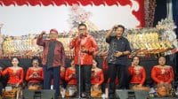 Lihat Wayang Kulit di Alun-Alun Kabupaten Blitar, Sekjen PDIP Hasto Ajak Masyarakat Belajar Kepemimpinan dan Keberanian Membela Kebenaran