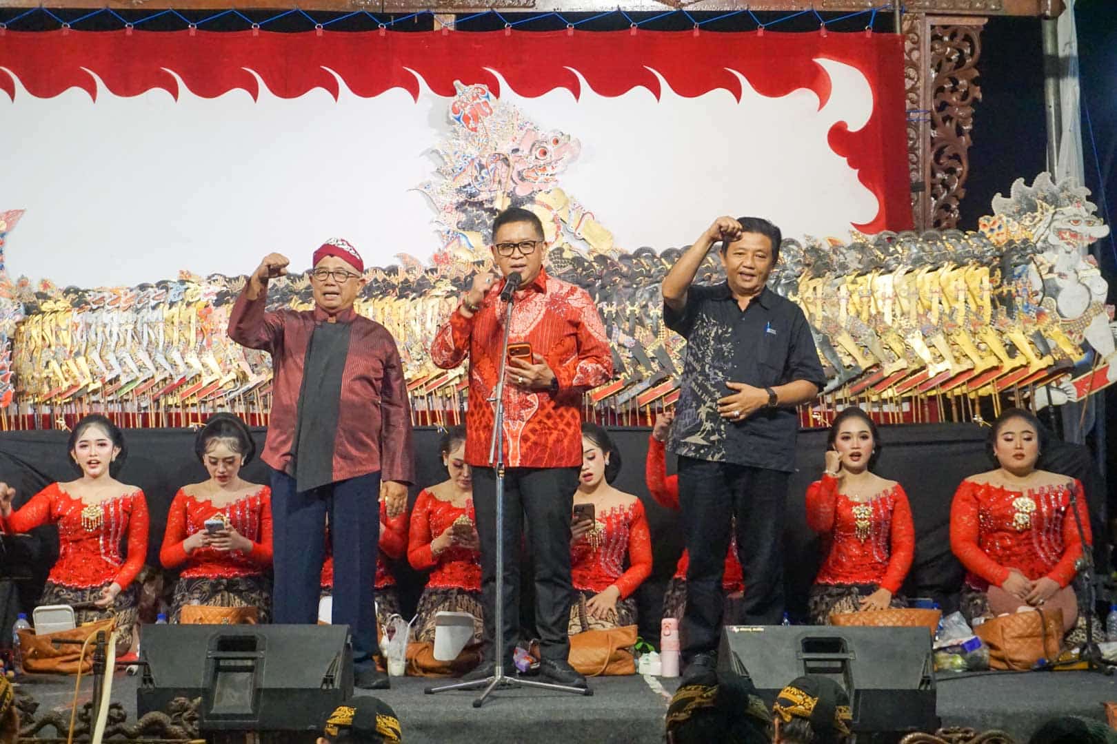 Lihat Wayang Kulit di Alun-Alun Kabupaten Blitar, Sekjen PDIP Hasto Ajak Masyarakat Belajar Kepemimpinan dan Keberanian Membela Kebenaran