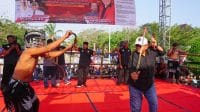 Bupati Blitar Rijanto tidak kalah hebat tunjukkan keahlian pecut dalam melawan pendekar tiban di momen Hari Jadi Kabupaten Blitar 702 di Alun Alun Kanigoro Sabtu 8-8-2026 Bupati Rijanto Ikut Beraksi di Arena Tiban, Ikut Rasakan Pecutan Tradisi di Hari Jadi Blitar ke-702
