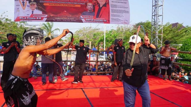 Bupati Rijanto Ikut Beraksi di Arena Tiban, Ikut Rasakan Pecutan Tradisi di Hari Jadi Blitar ke-702