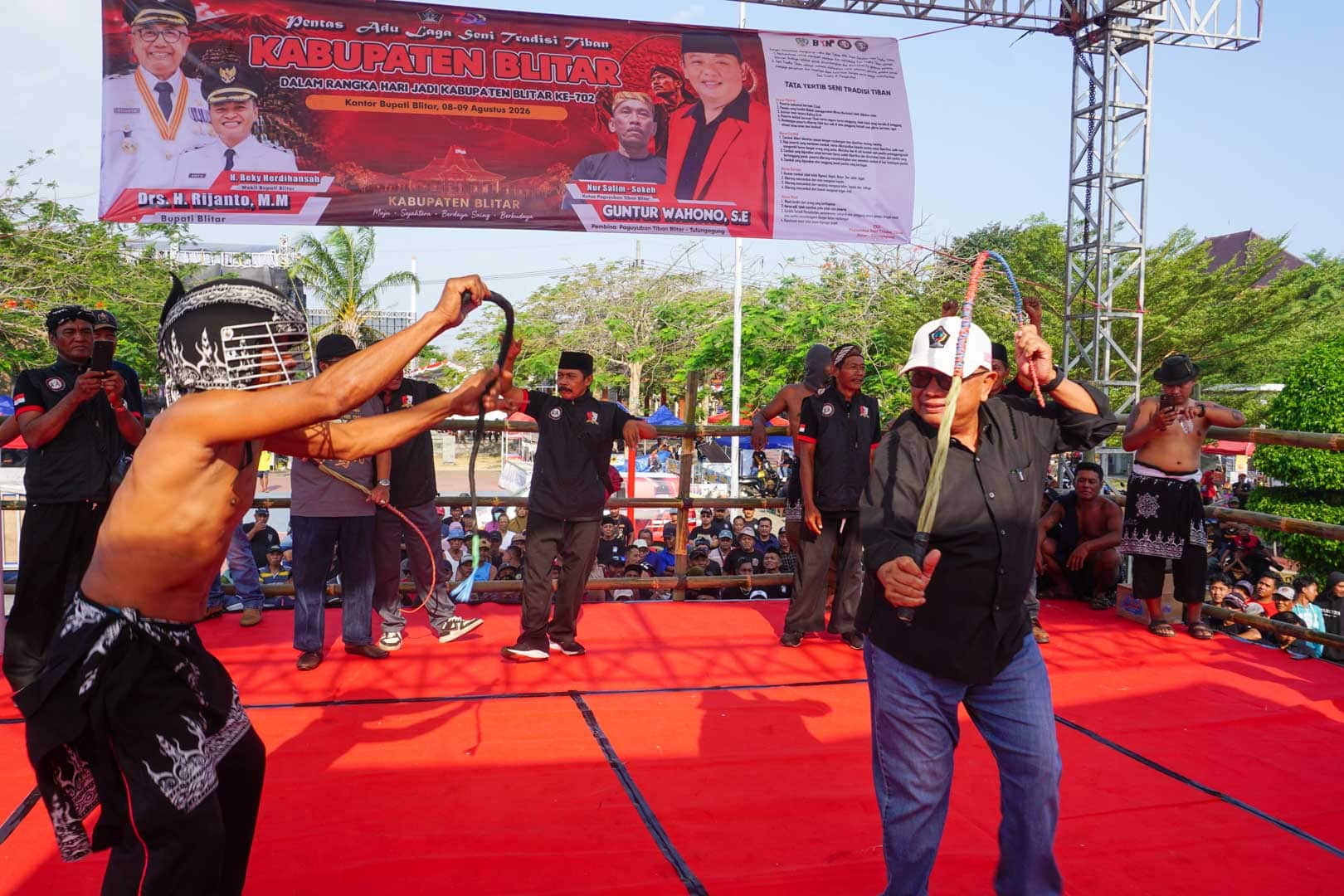 Bupati Rijanto Ikut Beraksi di Arena Tiban, Ikut Rasakan Pecutan Tradisi di Hari Jadi Blitar ke-702