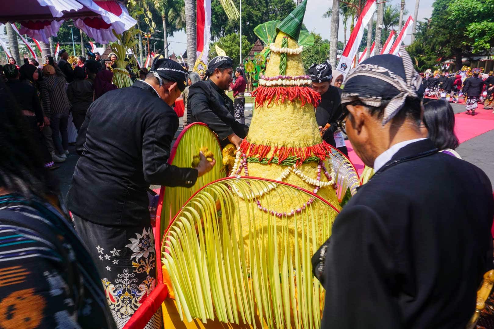 orang berebut gunungan sedekah bumi hari jadi blitar 702 rabu 5 agustus 2026