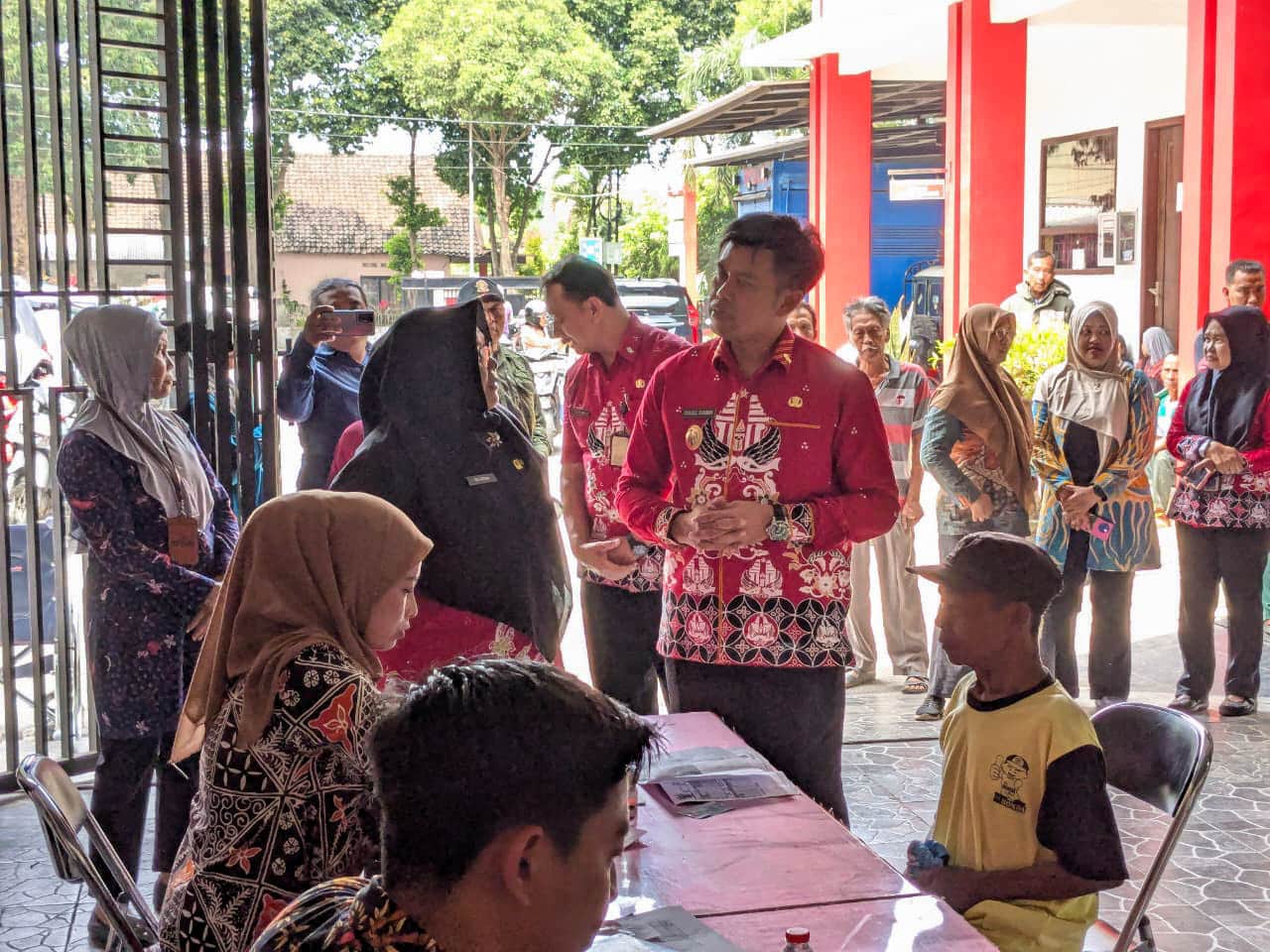Mas Ibin tinjau penyaluran PKH Plus Lansia tribulan 3 kamis 10 september 2026