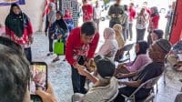 Walikota Blitar Mas Ibin menyapa warganya yang sudah sepuh penerima bantuan PKH Plus di Kantor Dinsos Kota Blitar Kamis 10-9-2026 Mas Ibin Sapa Nenek-Kakek Penerima PKH Plus, Beri Semangat Jalani Masa Tua di Kota Blitar
