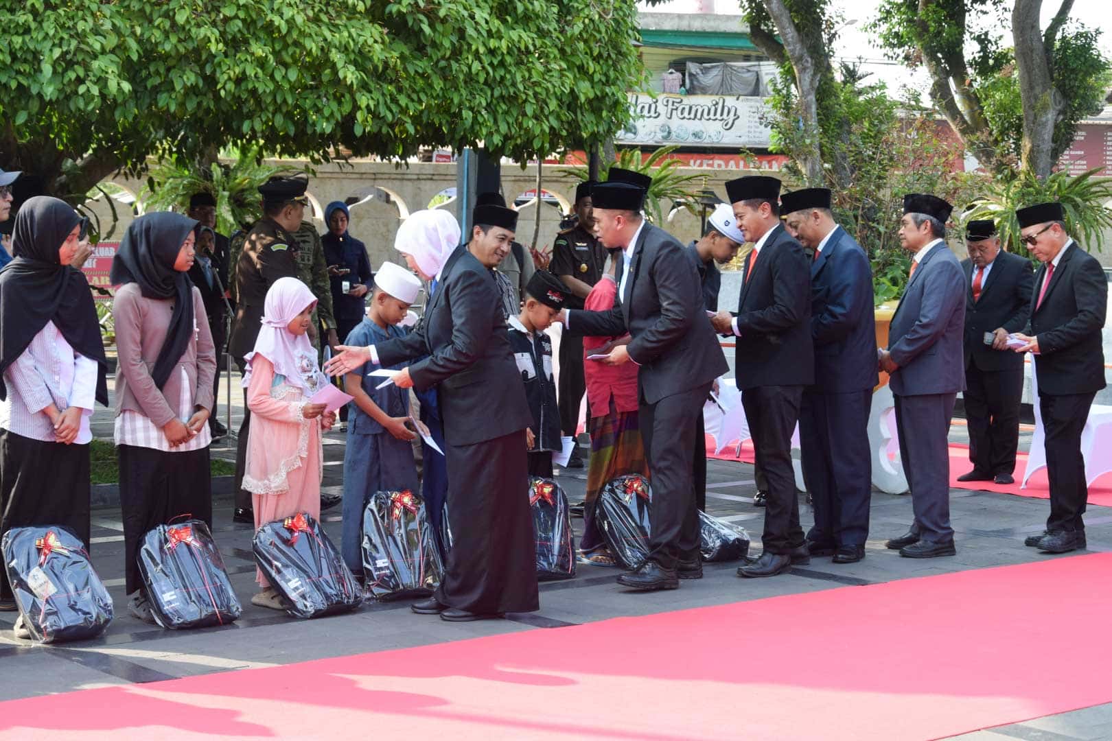 Khofifah Ibin Beky Bansos Makam Bung Karno Senin 5 Oktober 2026