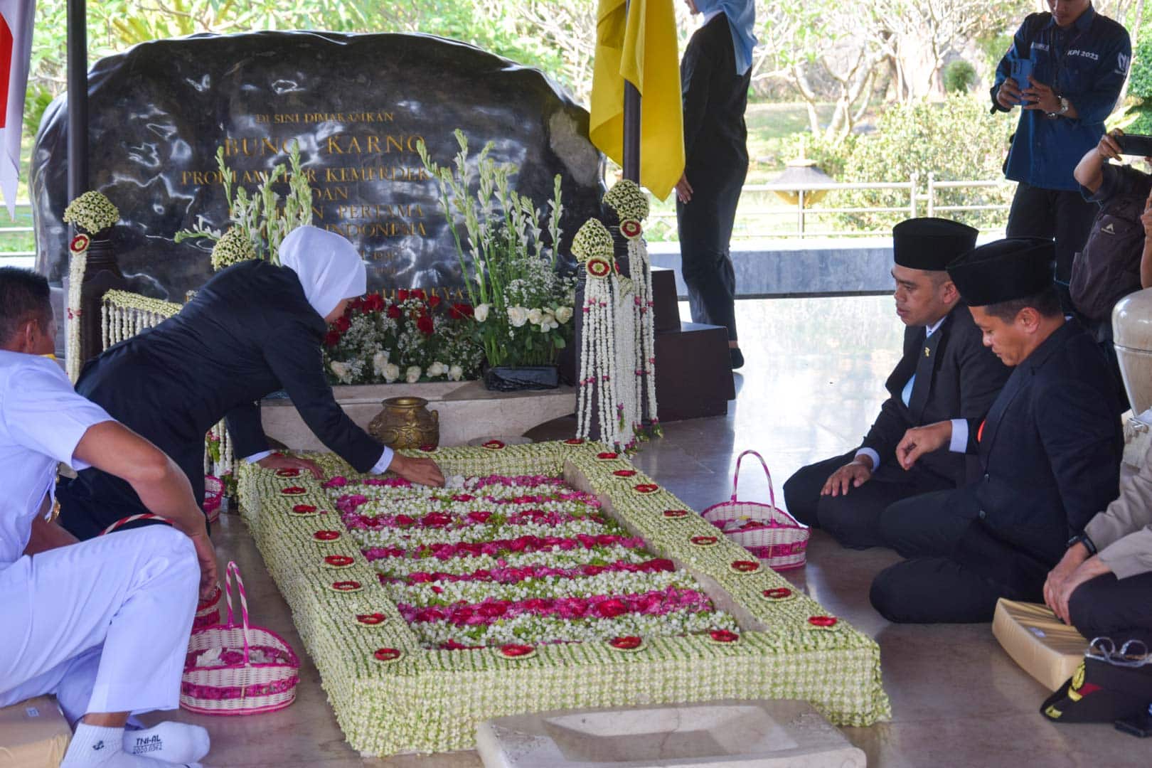 khofifah mas ibin beky ziarah makam bung karno hari jadi provinsi jawa timur senin 5 oktober 2026